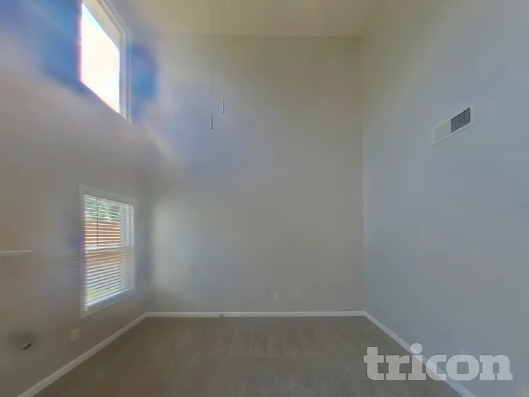 1916 Hillspring Ln — Photo 3
