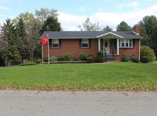 204 Pin Oak Dr, Mount Pleasant, PA 15666
