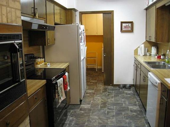 5th image of 129 Berkshire Ln