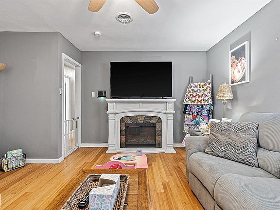 4th image of 410 Crestmont Cir