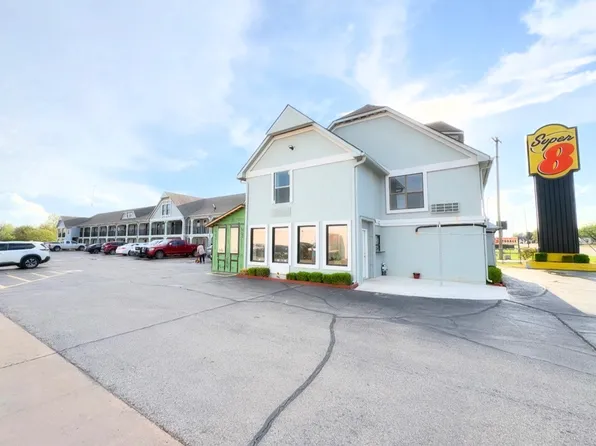 2715 W Garriott Rd, Enid, OK 73703