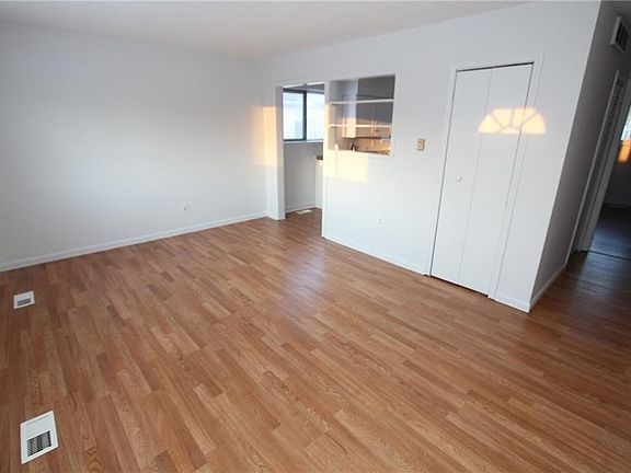 3rd image of 4713 Willowbrook Dr