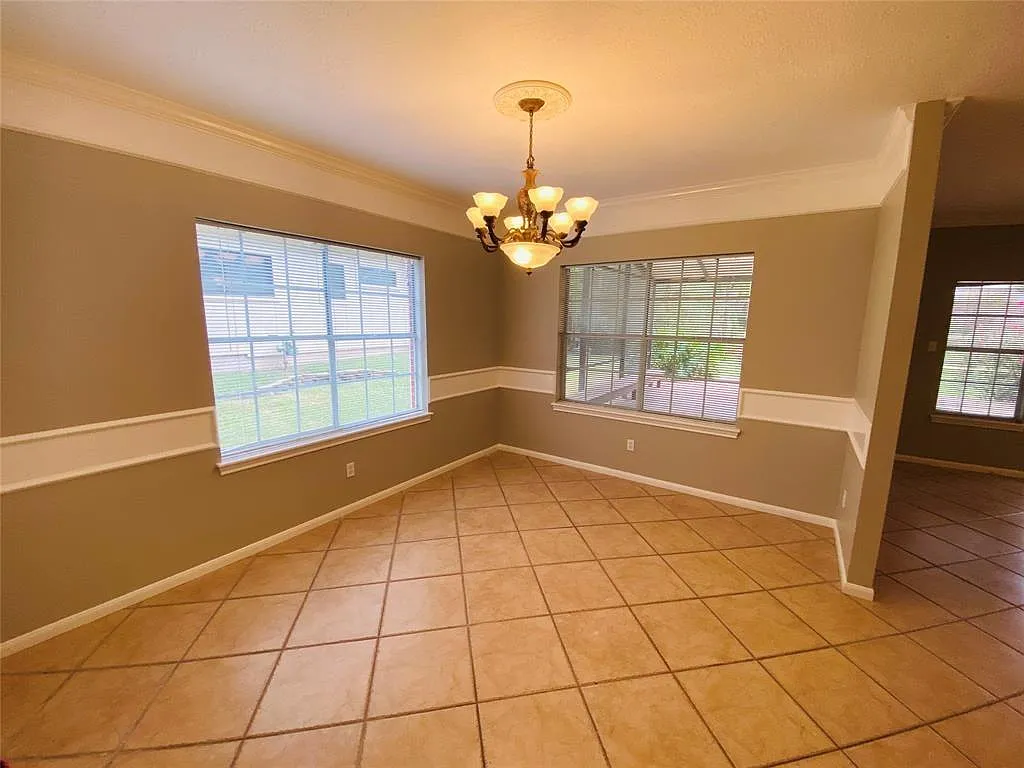 5 bed, 4.5 bath, 2750 sqft, $3,200 — Photo 3