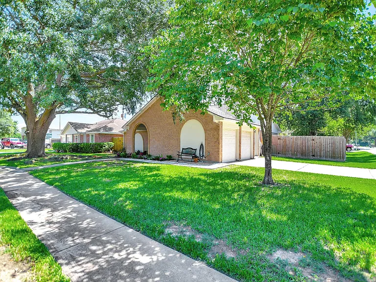 21902 Meadowhill Dr — Photo 38