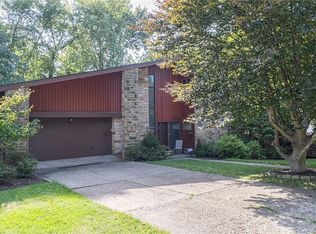 14 Oak Glen Dr, Oakmont, PA 15139