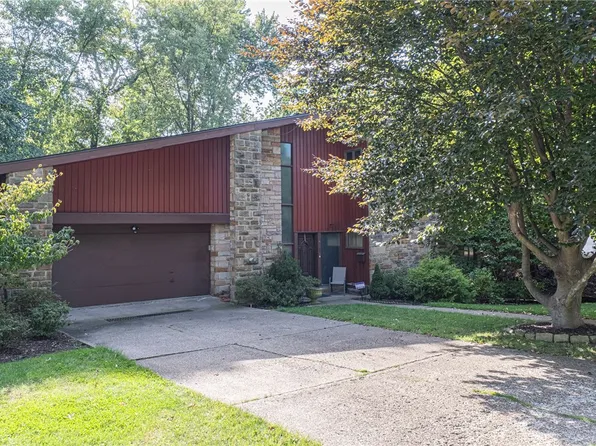 14 Oak Glen Dr, Oakmont, PA 15139