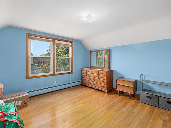 4th image of 28 Lincoln Ave