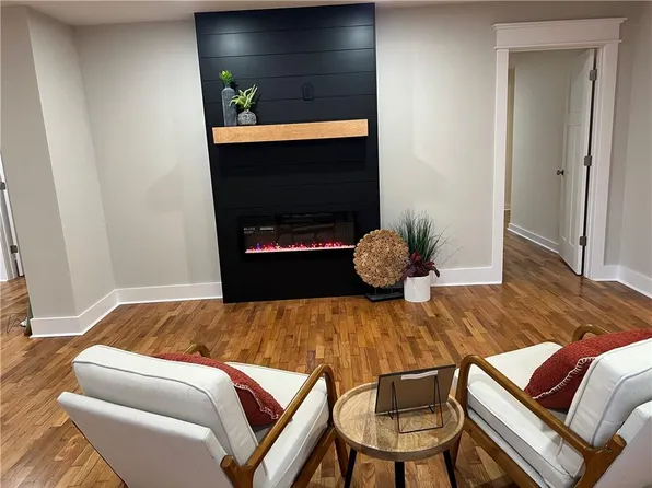 606 E Miami St, Paola, KS 66071