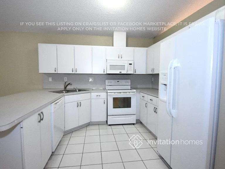 1276 SW 143rd Pl — Photo 4