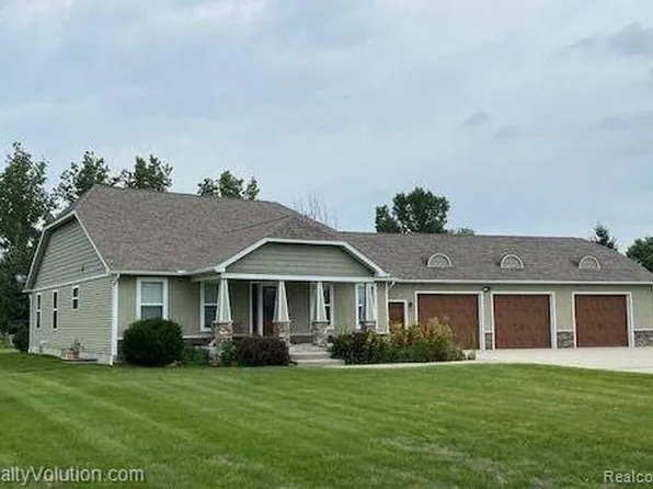 7023 Catalina Dr, Almont, MI 48003