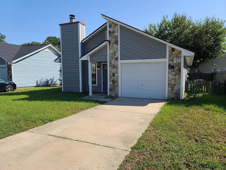533 Hollyberry Ln — Photo 2