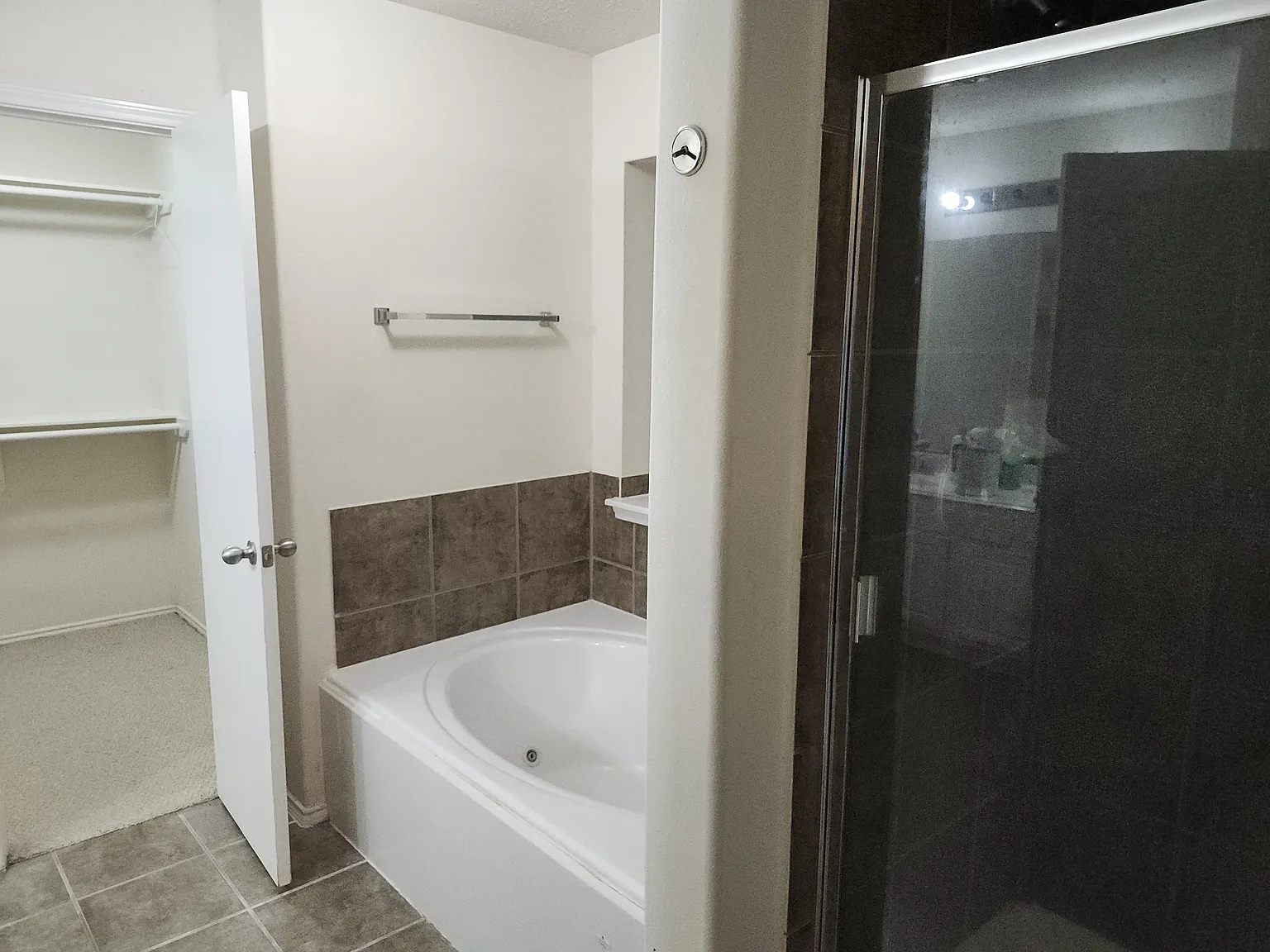 4 bed, 2.5 bath, 2544 sqft, $2,200 — Photo 3