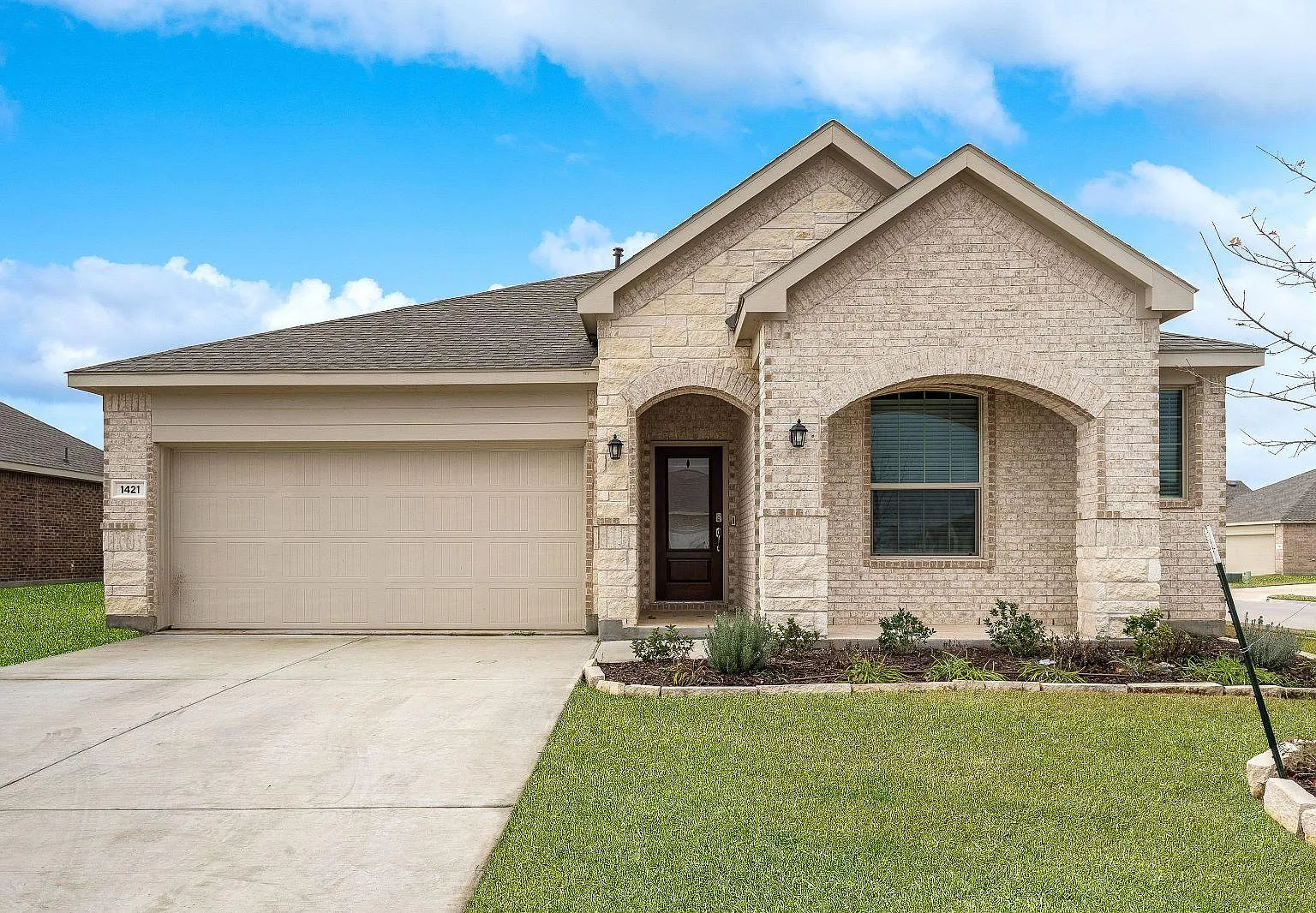 4 bed, 2011 sqft, $2,195 — Photo 1