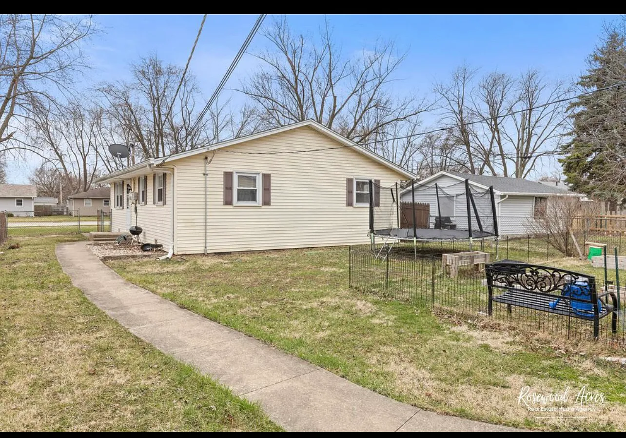 3 bed, 1.5 bath, 1120 sqft, $1,900 — Photo 2