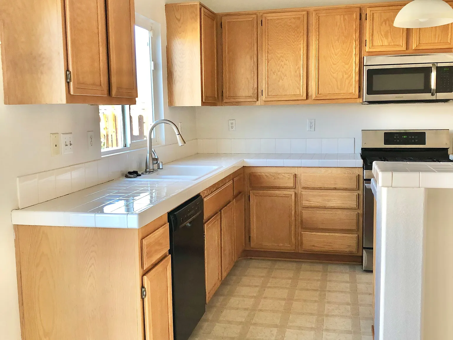 4 bed, 2.0 bath, 1693 sqft, $2,900 — Photo 3