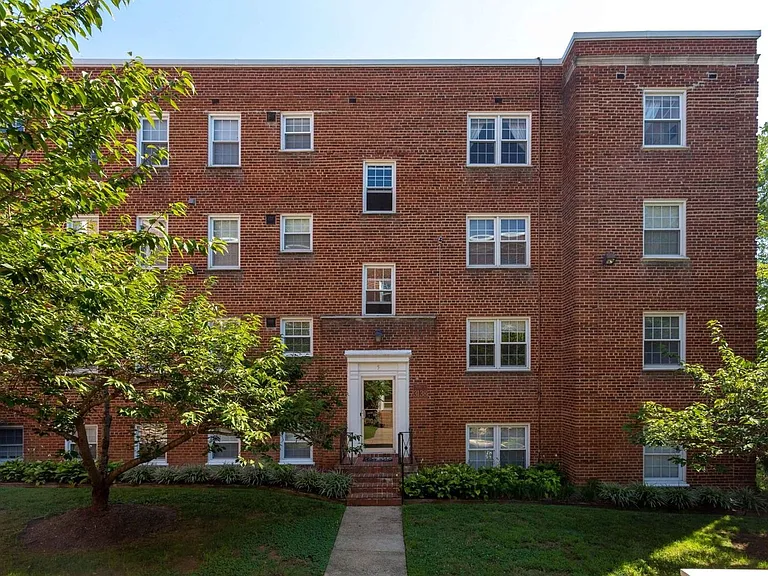 Mason Arms Apartments — Photo 2