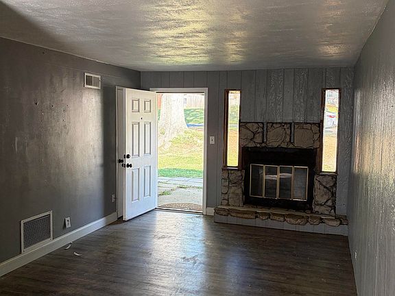 3rd image of 30 Princeton Dr