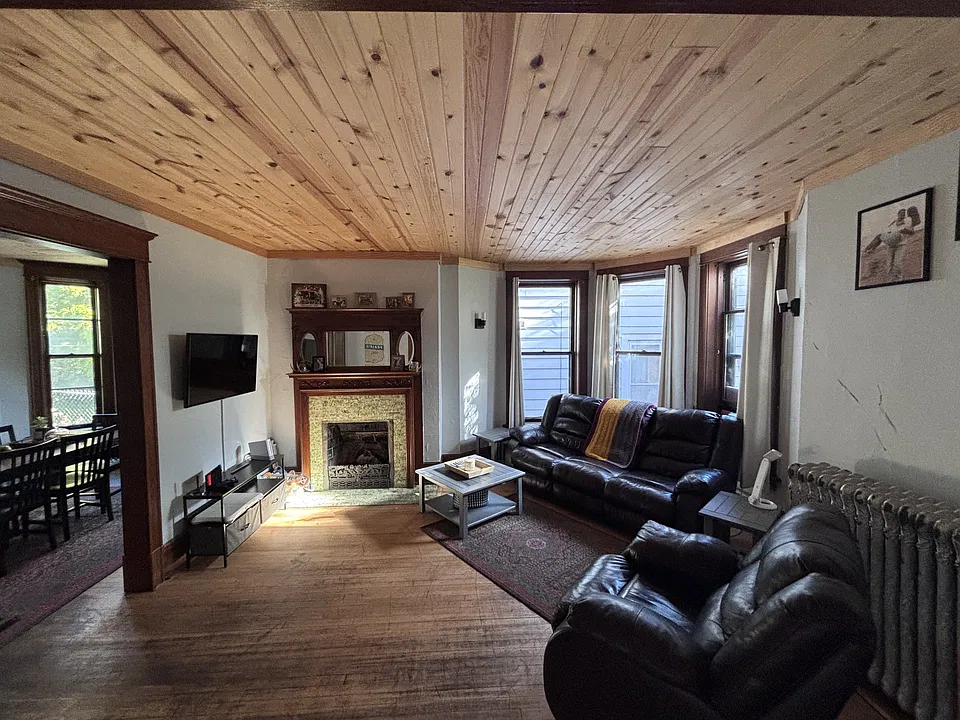 1113 E 4th St #1
