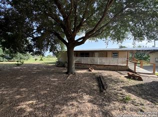 717 Sunrise Pass, Floresville, TX 78114