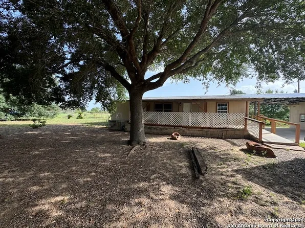 717 Sunrise Pass, Floresville, TX 78114