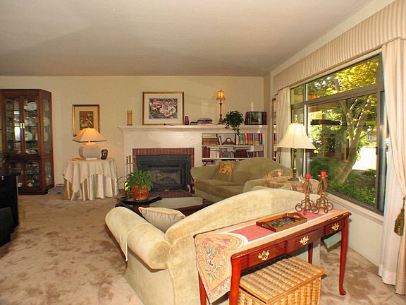 2nd image of 4301 Moss Dr
