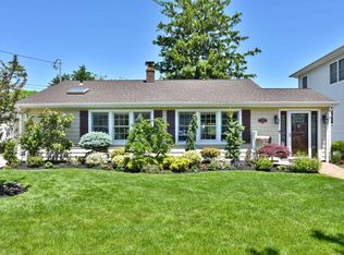 165 Fulton St, Massapequa Park, NY 11762