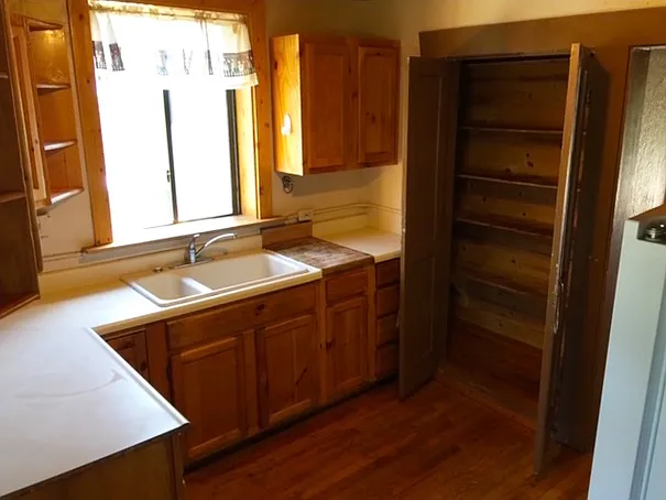 416 S Leroux St — Photo 3