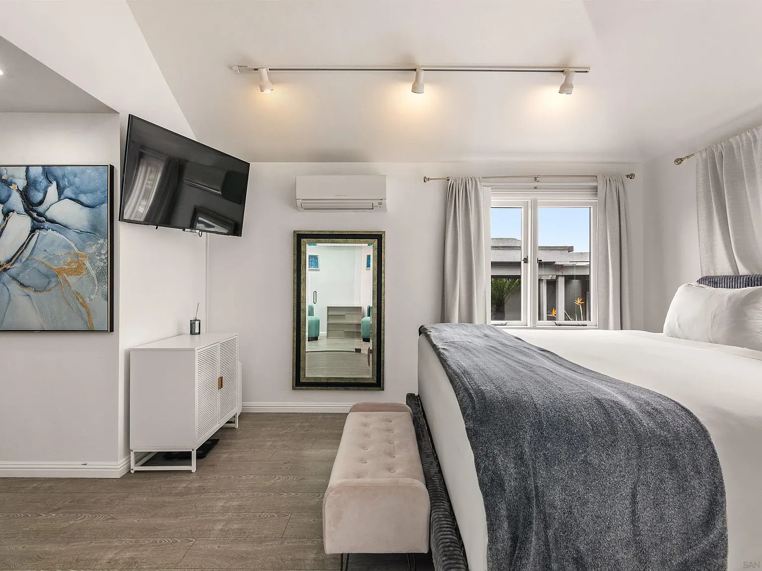 Studio, 1.0 bath, 300 sqft, $4,300 — Photo 3