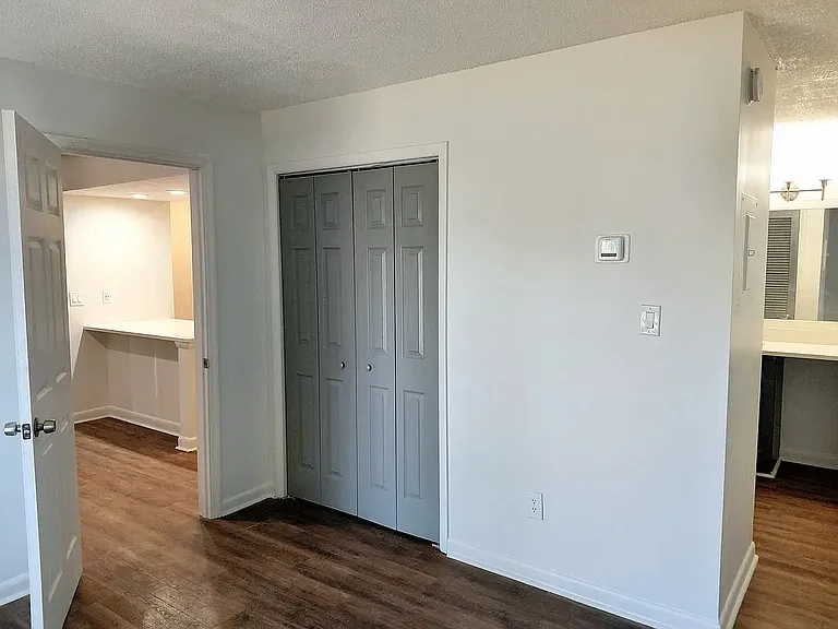 Windsor Apartments — Photo 10