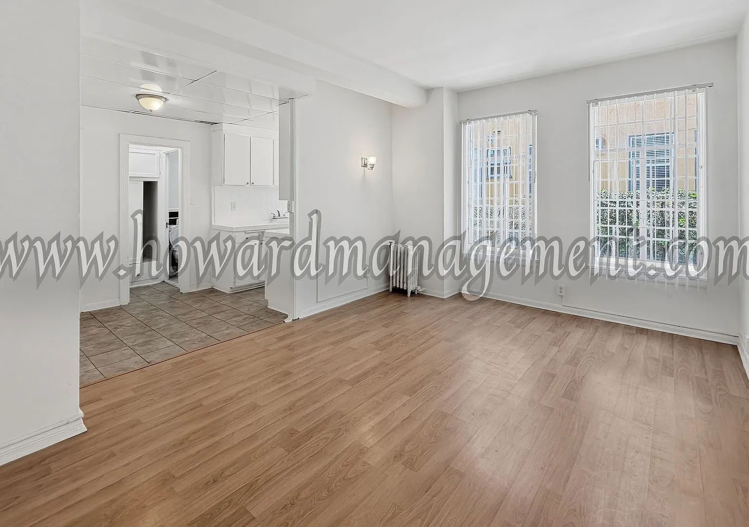 Wilshire Mediterranean Apartments — Photo 1
