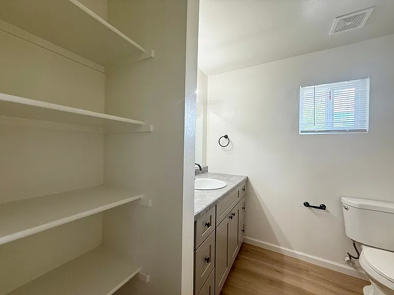 566 Lincoln Ave — Photo 7