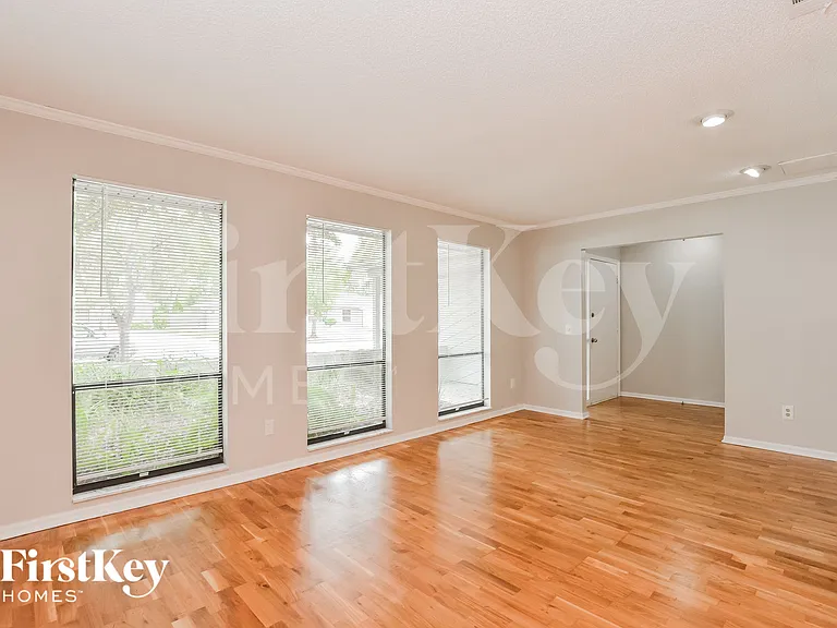 111 Slade Dr — Photo 10