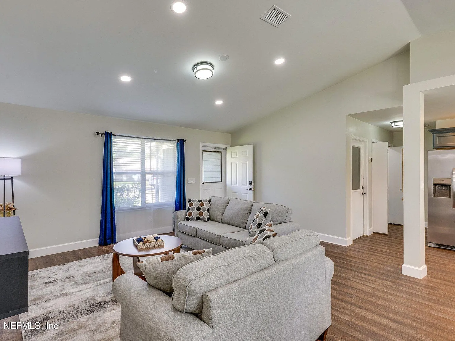 3 bed, 2.0 bath, 1264 sqft, $2,300 — Photo 2