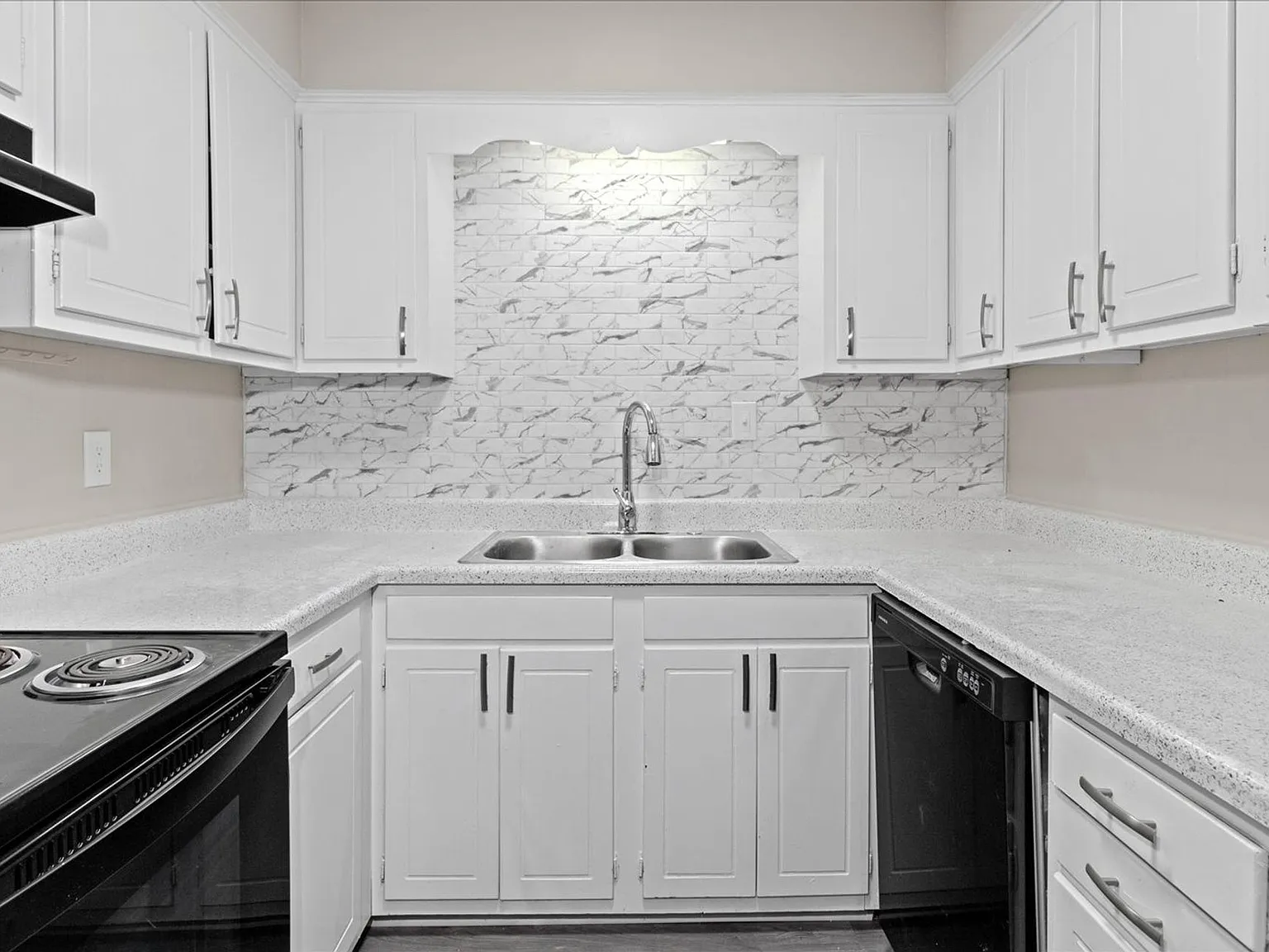 Chateau Apartments — photo 11