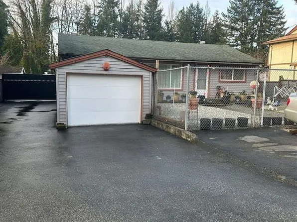 9117 149th St, Surrey, BC V3R 3Z5