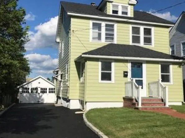 8 Raymond St, Glen Cove, NY 11542