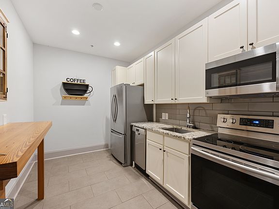 4th image of 522 Cherry St