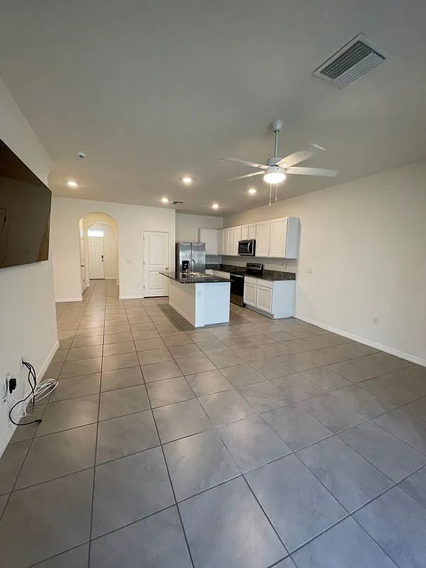 3 bed, 2.5 bath, 1673 sqft, $2,099 — Photo 4