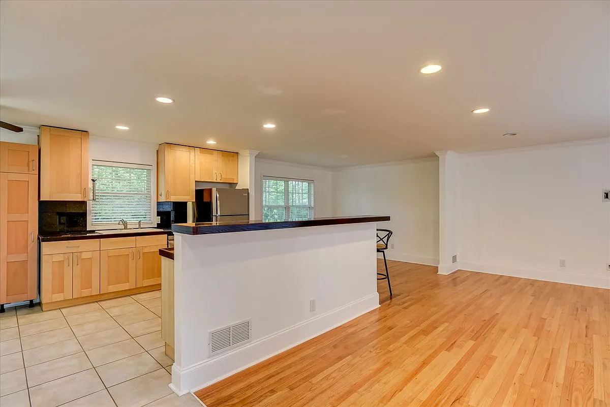 4 bed, 2.5 bath, 2150 sqft, $650 — Photo 4