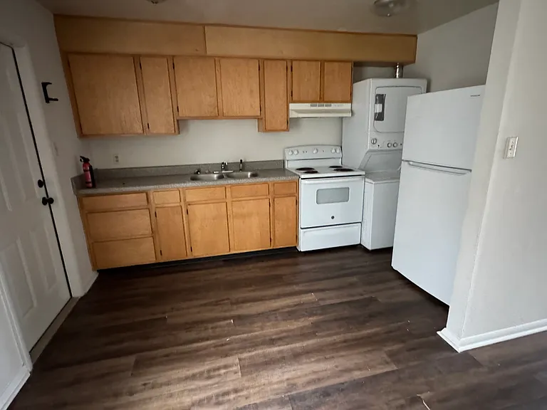 1437 Berkshire Dr — Photo 3