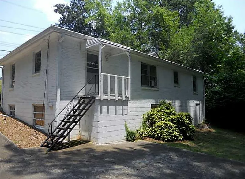 6 bed, 2.0 bath, 1200 sqft, $2,449 — Photo 2