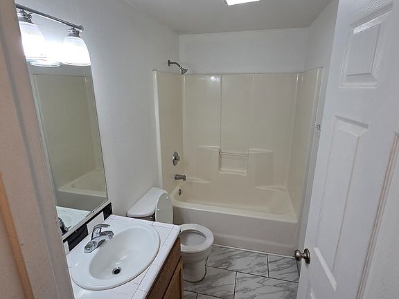 2nd image of 725 SW Lincoln Ct