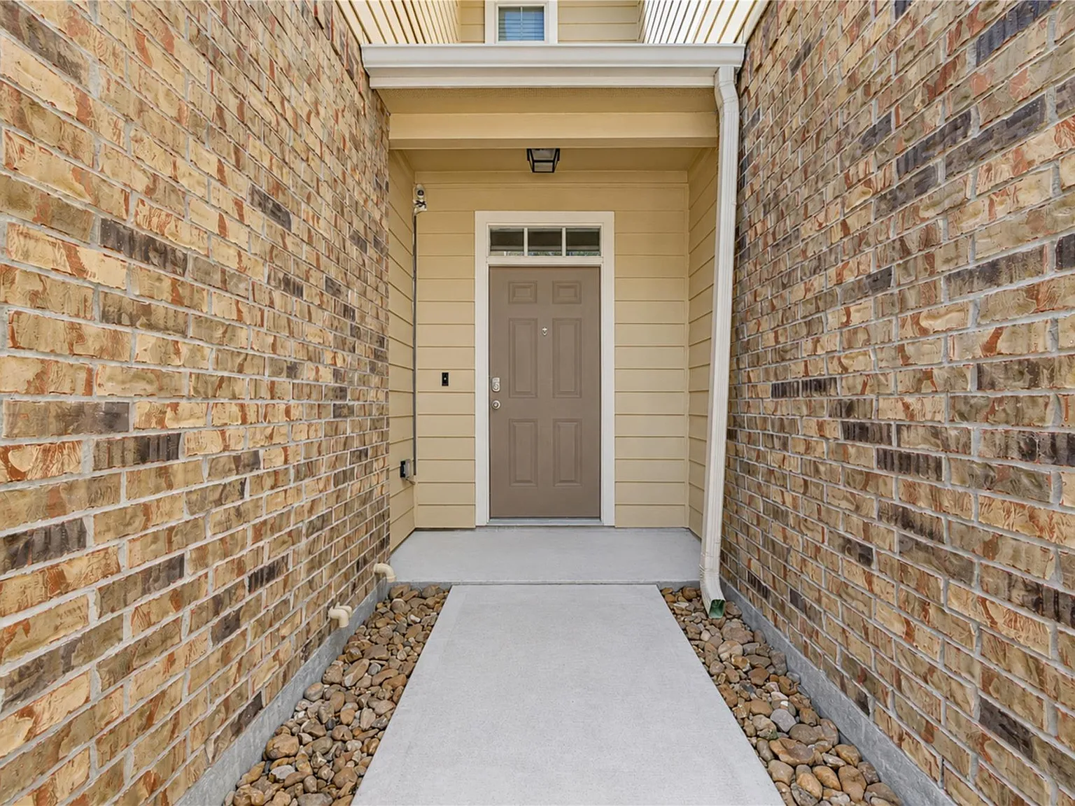 3 bed, 2.5 bath, 1820 sqft, $2,095 — Photo 2
