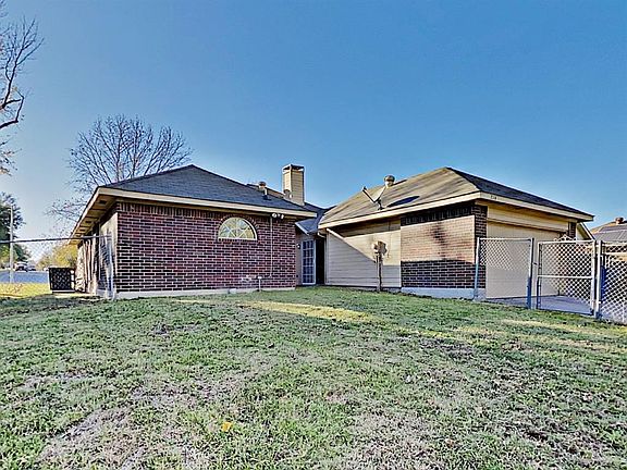 3rd image of 714 Oakbrook Ln