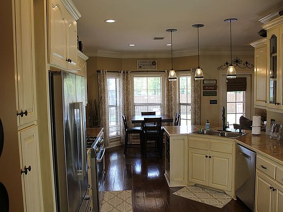 5th image of 308 Southlake Cir