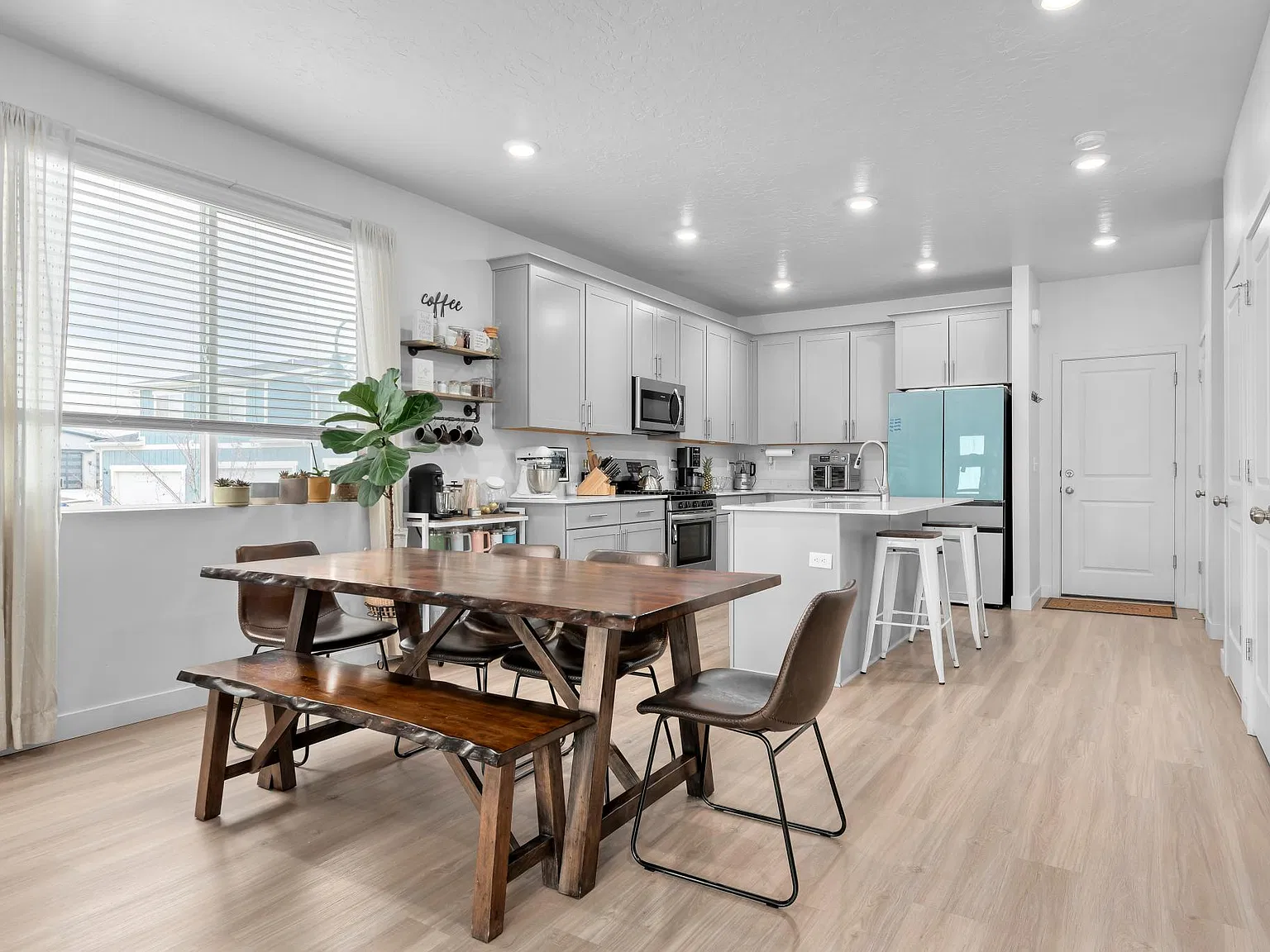 5 bed, 2900 sqft, $3,400 — Photo 3