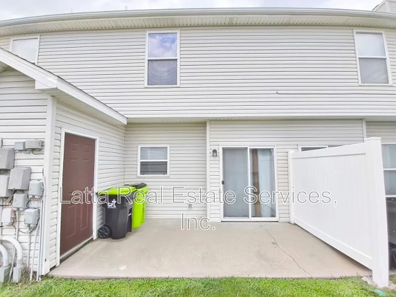 2 bed, 2.5 bath, 1269 sqft, $1,525 — Photo 2