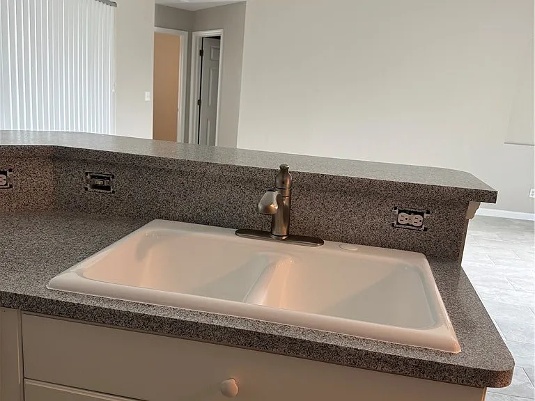 3716 SW 15th Pl — Photo 3