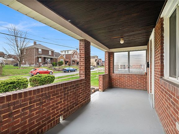 4th image of 228 W Marigold St