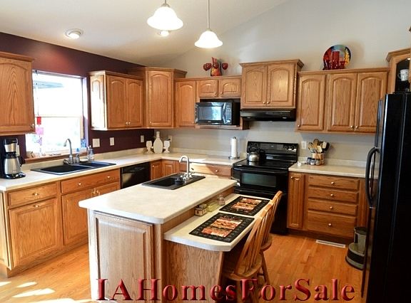 Kitchen-Upgraded cabinets with crown molding, breakfast bar and sink
